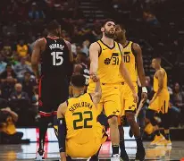 米切尔22分全队半场18记三分 爵士灭魔