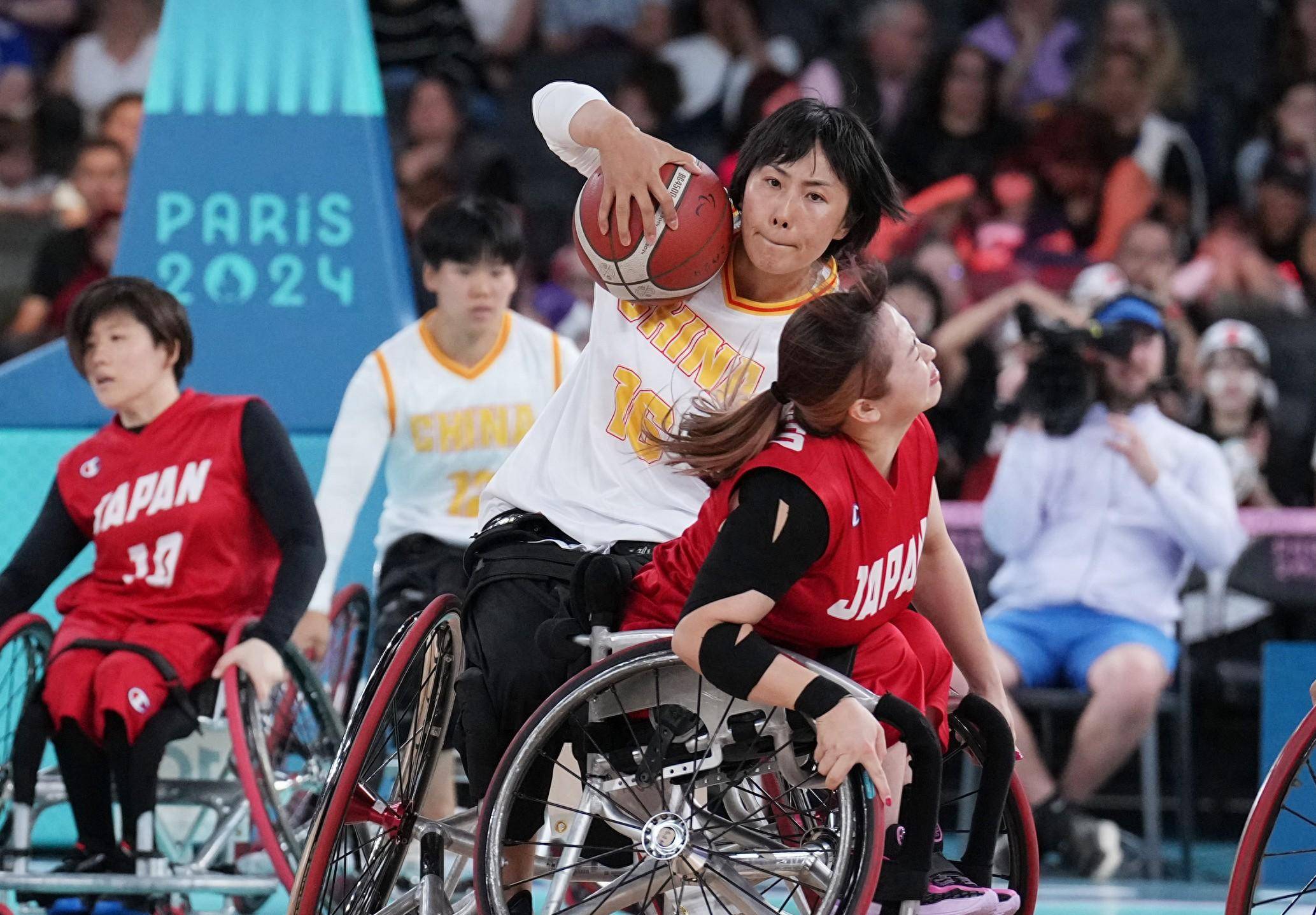 关于篮网队球员慈善活动为残障儿童带来快乐的信息